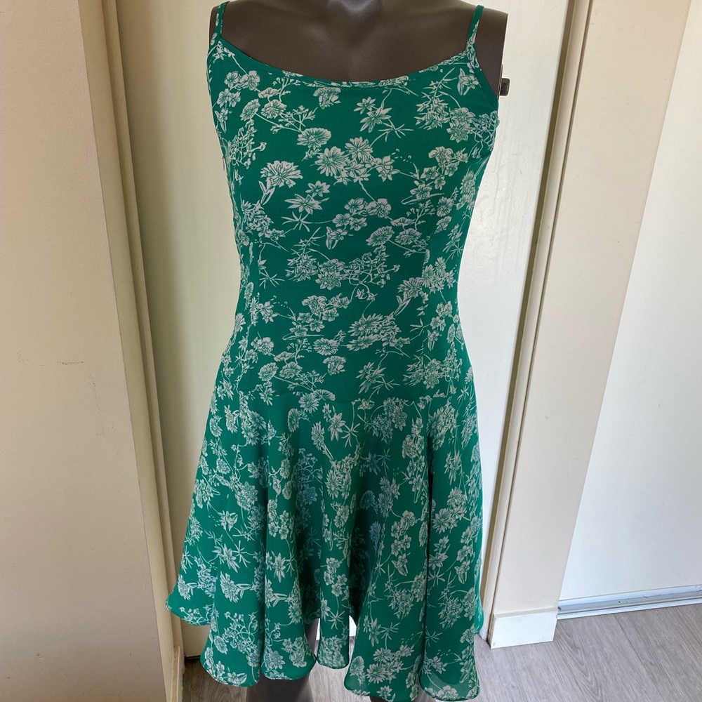 Vintage size size small green/ white floral dress.